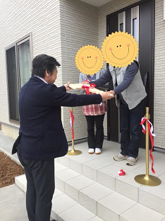 恒例の当社手作りのカギのオブジェの贈呈です。