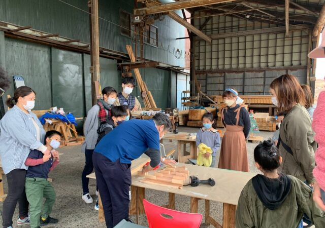 こども工務店（クリスマスツリー作成）