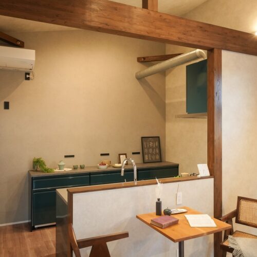 背面収納付きの対面型カウンターキッチン