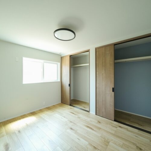 衣替えや寝具などたくさん収納できる寝室