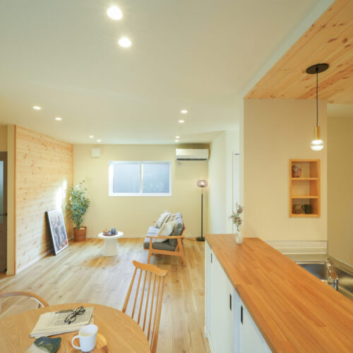 自然素材を目と肌で感じるナチュラルなリビング