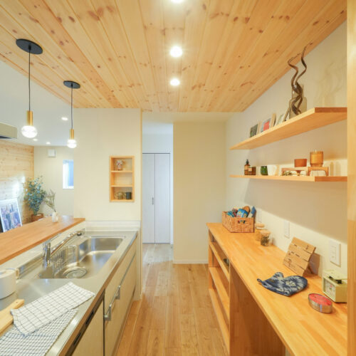 クリナップ「ラクエラ」と造作背面収納で収納力抜群