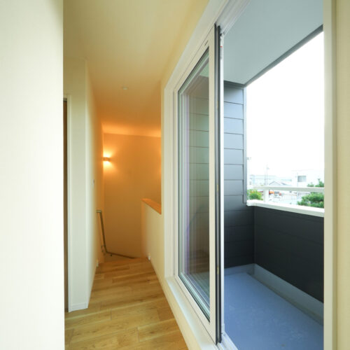 二階に上がると風通しのいいベランダ