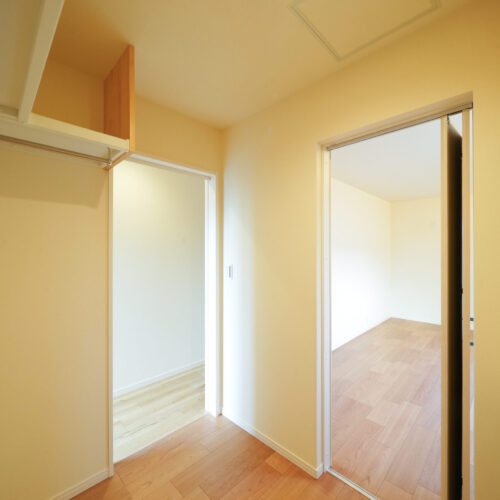 寝室からも廊下からもアクセスできるウォークスルークローゼット
