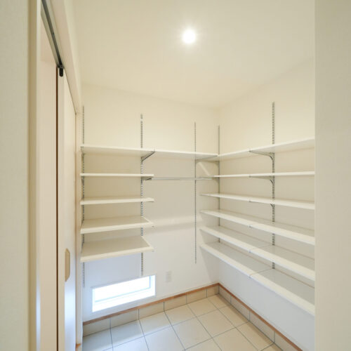 シューズクロークは片付けやすい広さに