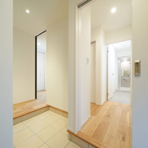 玄関からサニタリールームまでの動線を考えた使い勝手のいい玄関