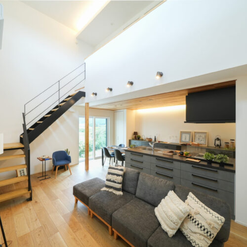 アイアンのスケルトン階段が空間を一気に引き締める