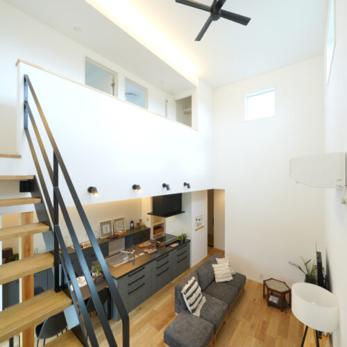 吹き抜けのFIX窓から光が差し込む明るいリビング