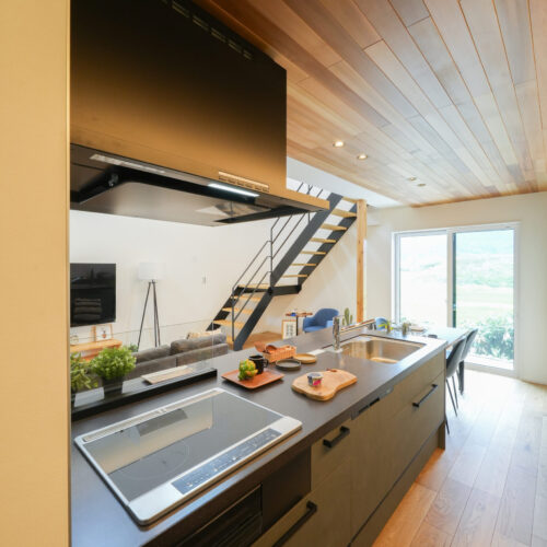 フラットな見た目が空間を引き立てるクリナップのキッチン「ステディア」