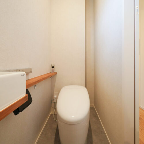 スッキリとした見た目のTOTOのタンクレストイレ