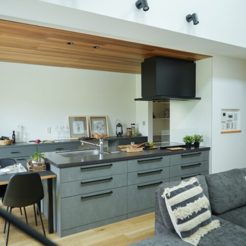 カウンターの下にも収納がたくさん