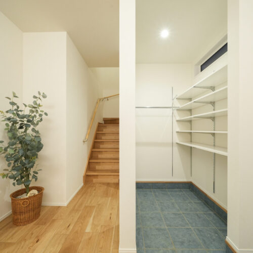 収納もたっぷりあるシューズクローク